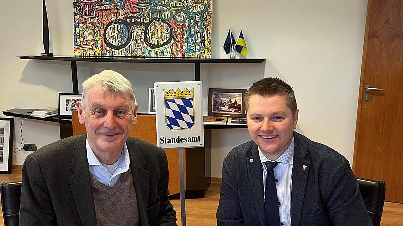 Der Vertrag wurde unterzeichnet von Bad Brückenaus Zweitem Bürgermeister Jürgen Pfister (links) und Zeitlofs’ Erstem Bürgermeister Matthias Hauke.