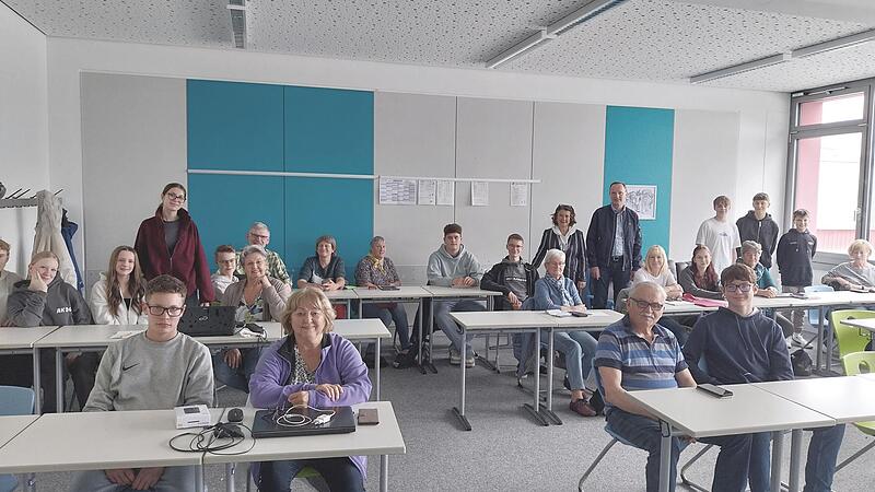 Fast gleichzeitig zur Auszeichnung fand der Abschluss des zweiten Kurses &bdquo;Sch&uuml;ler erkl&auml;ren Senioren digitale Medien&ldquo; statt, den die Stadt Eltmann in Zusammenarbeit mit der Wallburg-Realschule veranstaltete. Die Senioren waren begeistert, was sie a...