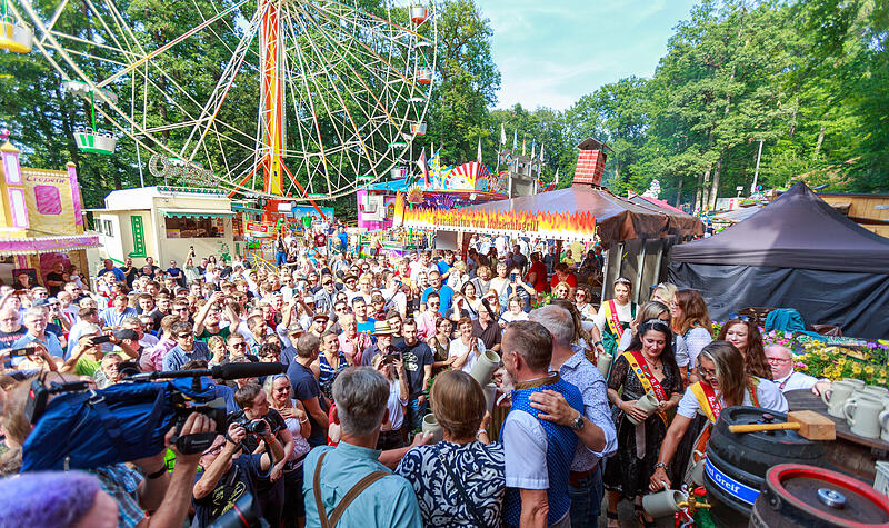 Annafest 24: So war der Bieranstich am FreitagAnnafest 24: So war der Bieranstich am Freitag Annafest 24: So war der Bieranstich am FreitagAnnafest 24: So war der Bieranstich am Freitag