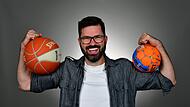 Basketball und Handball: Zwei große Leidenschaften von Sportkommentator Tobias Schimon. Basketball und Handball: Zwei große Leidenschaften von Sportkommentator Tobias Schimon.