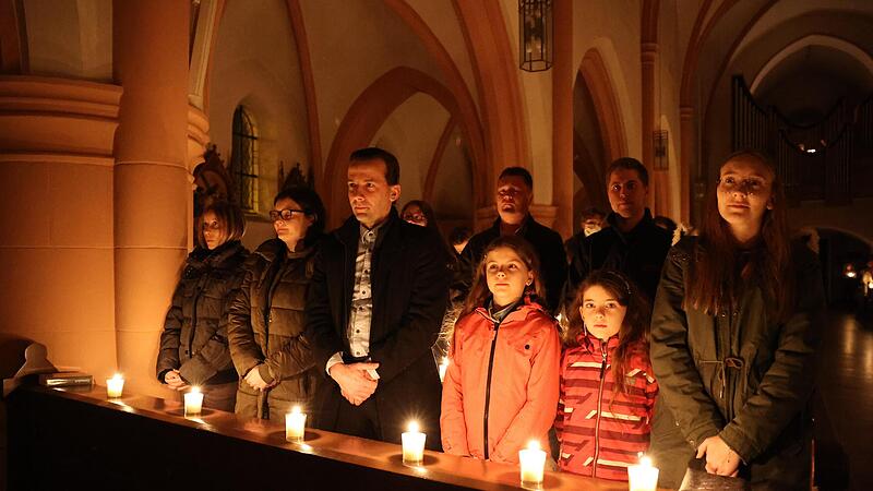 Gespannt warteten die T&auml;uflinge Lia (11) und Clara (9) darauf, dass die Lichtfeier und die Liturgie des Wortes in die Tauffeier &uuml;bergeht. Sie kamen mit ihren Eltern und Paten in die Stadtpfarrkirche &bdquo;Unsere Liebe Frau&ldquo; und empfingen in der Osterna...