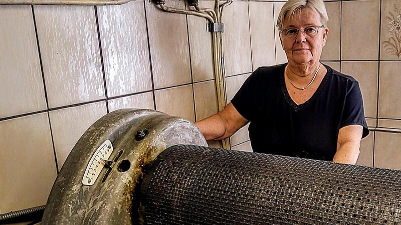 Christel Heinlein neben ihrer Heißmangel: Wahrscheinlich ein Kabelbrand hatte einen Feuerwehreinsatz ausgelöst und die Maschine beschädigt. Christel Heinlein neben ihrer Heißmangel: Wahrscheinlich ein Kabelbrand hatte einen Feuerwehreinsatz ausgelöst und die Maschine beschädigt.