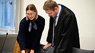 Rechtsanwältin Mona Antretter aus Bamberg und ihr Kollege Maximilian Glabasnia verteidigen die Angeklagten