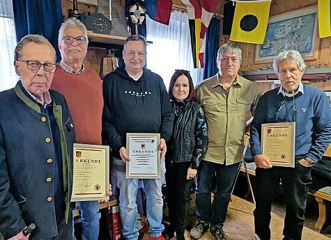 Ehrungen bei der Soldatenkameradschaft (von links): Kurt Stübinger (40 Jahre), Schriftführer Horst Hohenner, Jörn Hottung (10 Jahre), stellv. Landrätin Christina Flauder, Vorsitzender Günter Limmer und Dieter Zapf (50 Jahre) Ehrungen bei der Soldatenkameradschaft (von links): Kurt Stübinger (40 Jahre), Schriftführer Horst Hohenner, Jörn Hottung (10 Jahre), stellv. Landrätin Christina Flauder, Vorsitzender Günter Limmer und Dieter Zapf (50 Jahre)