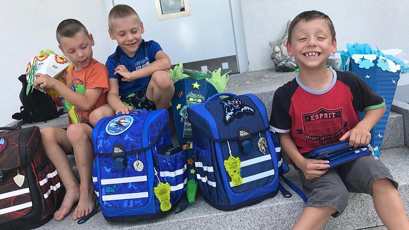Die Drillinge Luca, Ben und Max (von links) üben schon mal für den ersten Schultag.Forchheim & Fränkische Schweiz
