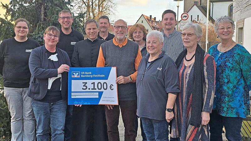 Spenden&uuml;bergabe des &bdquo;Gmaa-Caf&eacute;s&ldquo; Pautzfeld an die Vertreter der Vereine und sozialen Verb&auml;nde.