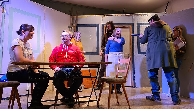Die Kulisse ist noch nicht fertig, doch die Proben machen den Laienschauspielern der Walberla-Bühne bereits Spaß.Forchheim & Fränkische Schweiz
