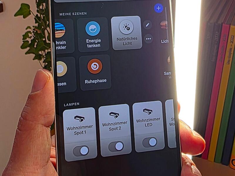 Ob helles Weiß oder angenehmes Gelb: Viele Lampen können verschiedene Lichtstimmungen abbilden. Die detaillierte Steuerung erfolgt über Schalter, per Sprache oder, wie im Foto, über eine App.