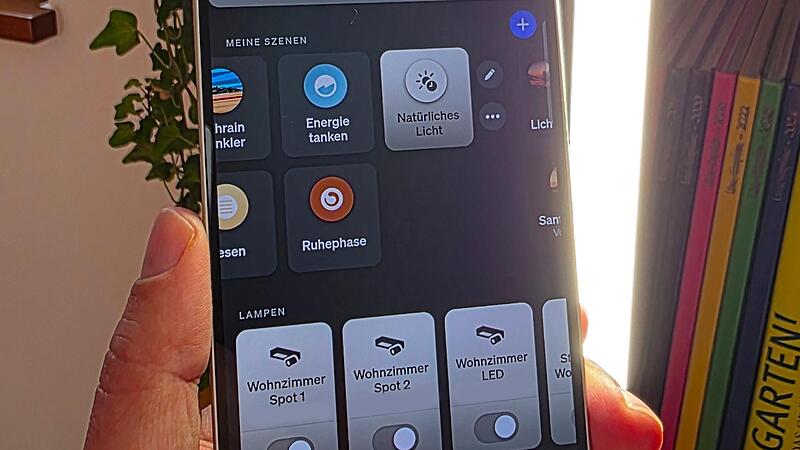 Ob helles Weiß oder angenehmes Gelb: Viele Lampen können verschiedene Lichtstimmungen abbilden. Die detaillierte Steuerung erfolgt über Schalter, per Sprache oder, wie im Foto, über eine App.