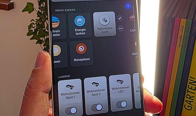 Ob helles Weiß oder angenehmes Gelb: Viele Lampen können verschiedene Lichtstimmungen abbilden. Die detaillierte Steuerung erfolgt über Schalter, per Sprache oder, wie im Foto, über eine App. Ob helles Weiß oder angenehmes Gelb: Viele Lampen können verschiedene Lichtstimmungen abbilden. Die detaillierte Steuerung erfolgt über Schalter, per Sprache oder, wie im Foto, über eine App.