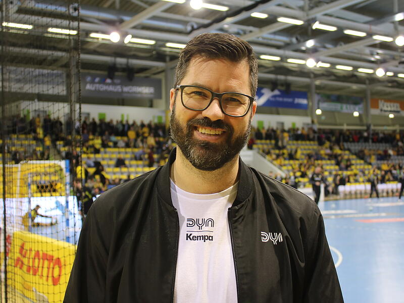 Auch im Handball ist er zuhause: Der fr&auml;nkische Sportkommentator Tobias Schimon.