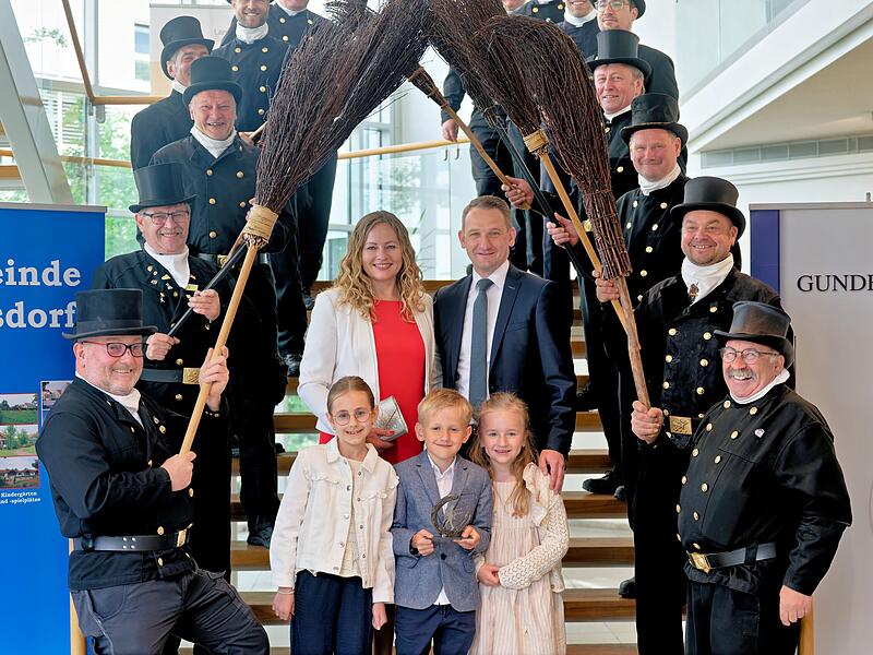 Gibt es mehr Gl&uuml;ck zur Amtseinf&uuml;hrung? Die Kaminkeherer des Landkreises begr&uuml;&szlig;en die Familie Maciejonczyk zur Amtseinf&uuml;hrung von Landrat Johannes Maciejonczyk (Mitte rechts).