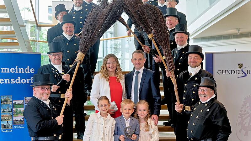Gibt es mehr Gl&uuml;ck zur Amtseinf&uuml;hrung? Die Kaminkeherer des Landkreises begr&uuml;&szlig;en die Familie Maciejonczyk zur Amtseinf&uuml;hrung von Landrat Johannes Maciejonczyk (Mitte rechts).