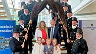 Gibt es mehr Gl&uuml;ck zur Amtseinf&uuml;hrung? Die Kaminkeherer des Landkreises begr&uuml;&szlig;en die Familie Maciejonczyk zur Amtseinf&uuml;hrung von Landrat Johannes Maciejonczyk (Mitte rechts).