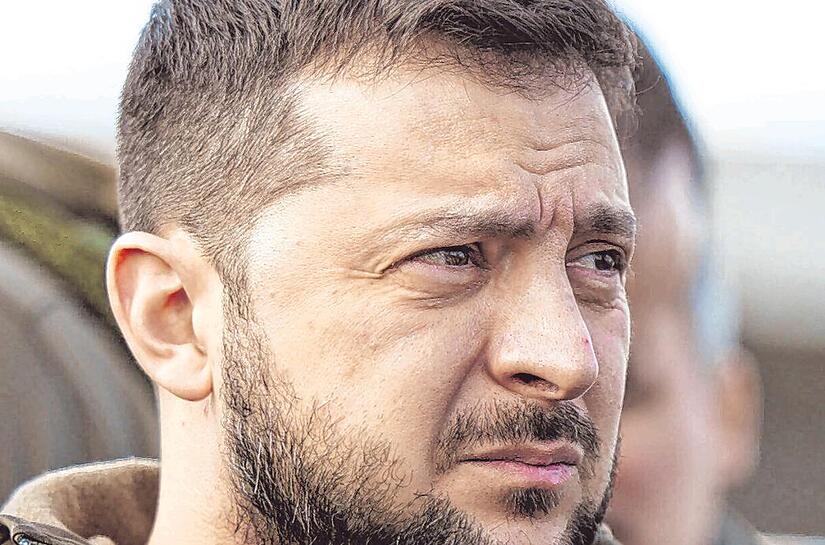 Rechnet mit einer russischen Gro&szlig;offensive im Osten: der ukrainische Pr&auml;sident Wolodymyr Selenskyj. Das Bild zeigt ihn in Butscha.