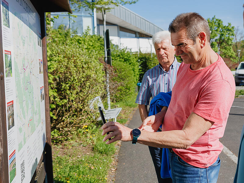 Die Wanderführer Arthur Veth und Klemens Wachs testen die QR-Codes, mit denen sie ins Tourenportal der Tourismusregion Coburg/Rennsteig gelangen.
