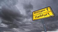 Über manchem Grundbesitzer im Baugebiet Osterfeld zwischen Haßfurt und Wülfingen dräuen dunkle Wolken: Grenzüberschreitungen nimmt die Stadt nicht hin.