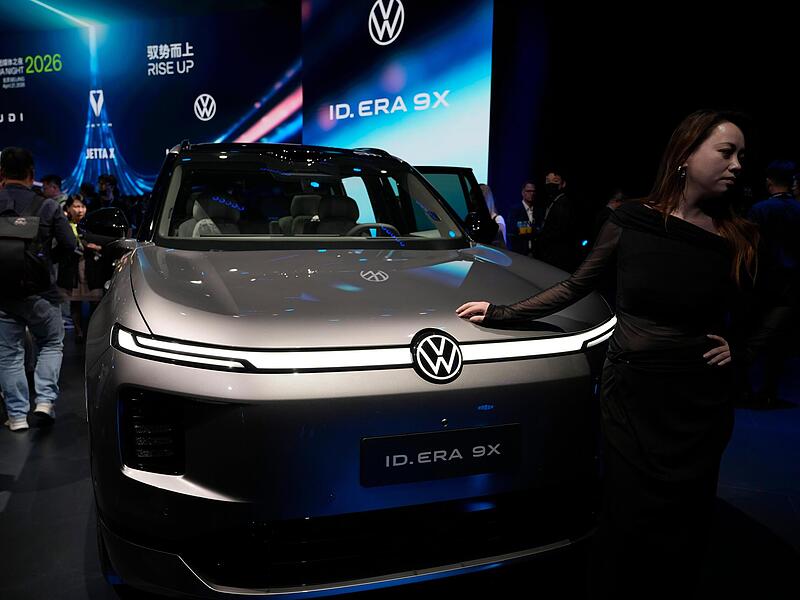 Ein Besucher posiert f&uuml;r Fotos neben einem ID ERA 9X w&auml;hrend der Volkswagen Group Media Night im Vorfeld der Auto China 2026.