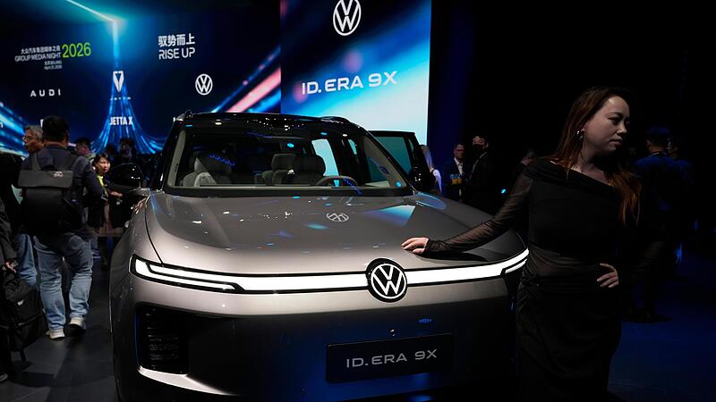 Ein Besucher posiert f&uuml;r Fotos neben einem ID ERA 9X w&auml;hrend der Volkswagen Group Media Night im Vorfeld der Auto China 2026.
