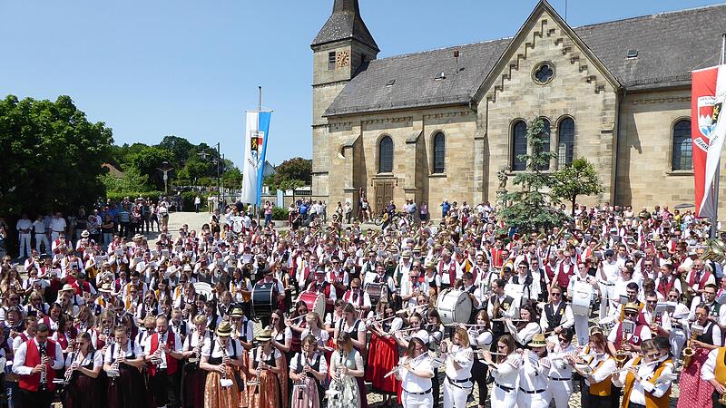 Beim Musikerfest und Kreismusikfest in Weilersbach sorgte der Gemeinschaftschor vor der Kirche St. Anna f&uuml;r ein beeindruckendes Bild und begeisternde Musik.Forchheim & Fr&auml;nkische Schweiz