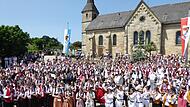 Beim Musikerfest und Kreismusikfest in Weilersbach sorgte der Gemeinschaftschor vor der Kirche St. Anna für ein beeindruckendes Bild und begeisternde Musik.Forchheim & Fränkische Schweiz Beim Musikerfest und Kreismusikfest in Weilersbach sorgte der Gemeinschaftschor vor der Kirche St. Anna für ein beeindruckendes Bild und begeisternde Musik.Forchheim & Fränkische Schweiz