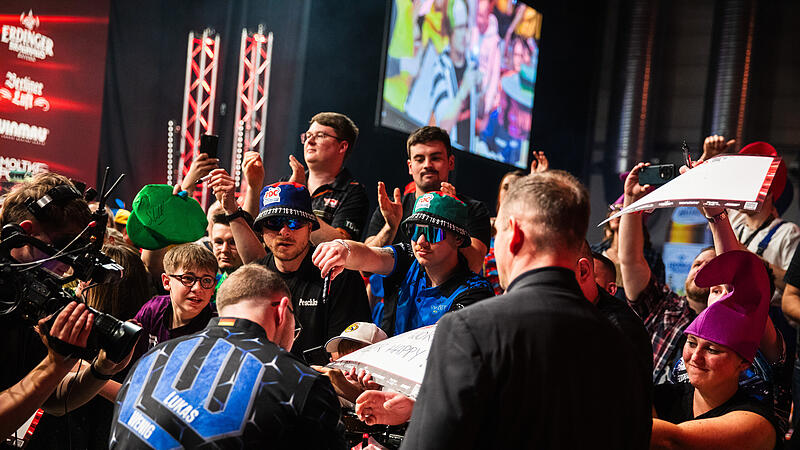 Ausverkaufte Brose Arena und gro&szlig;e Namen des Dartsports: Die Franken Darts Gala in Bamberg begeisterte Fans und Profis gleicherma&szlig;en.