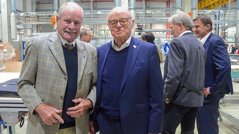 Hans Heinrich Schick (links) und Franz Josef Wolf schlossen im 2001 den Vertrag zur Integration des Kronacher Kunststoffwerkes in die Firmengruppe Woco. Beide sind heute weit über 80 Jahre alt und blicken beim Firmenjubiläum von Woco Kronacher Kun...