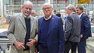 Hans Heinrich Schick (links) und Franz Josef Wolf schlossen im 2001 den Vertrag zur Integration des Kronacher Kunststoffwerkes in die Firmengruppe Woco. Beide sind heute weit über 80 Jahre alt und blicken beim Firmenjubiläum von Woco Kronacher Kun...