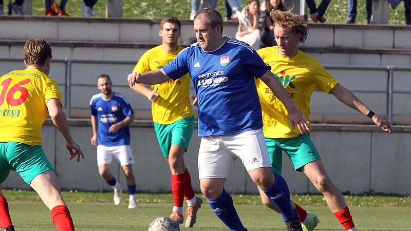 Der Burgebracher Spielertrainer Marcel Kutzelmann besch&auml;ftigt mit Luis Drechsel (links) und Moritz  Radl (rechts) gleich zwei DJK-Spieler.