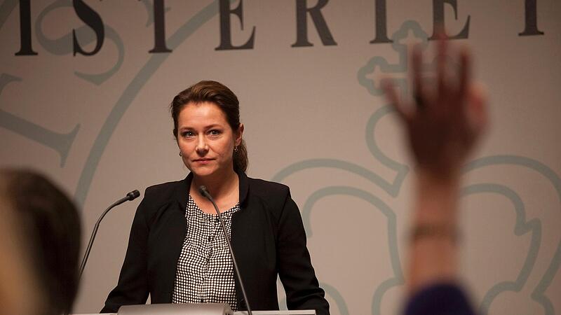 Birgitte Nyborg (Sidse Babett Knudsen) bei einer Pressekonferenz
