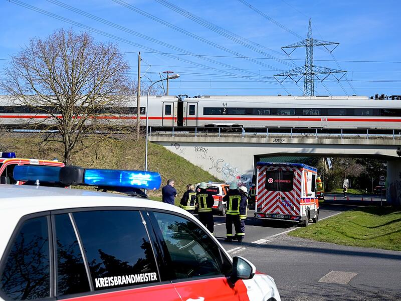 Oberleitung f&auml;llt auf ICE: Hunderte Reisende sitzen fest