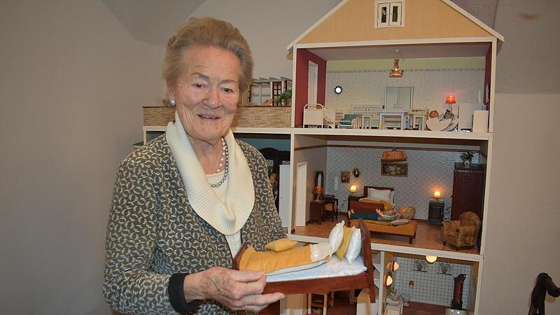 Paula spielt gerne mit dem Puppenhaus in der Tagespflege in Mostviel.Forchheim & Fränkische Schweiz
