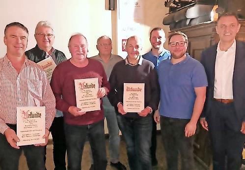Bei den Ehrungen (v.l.): Claus H&auml;ublein, Klaus Hannweber, Heinz M&uuml;ller, Hans-Joachim Volk, Martin Appelt, Kassierer Patrick Tauber, Vorsitzender Sven L&ouml;hlbach und B&uuml;rgermeister J&ouml;rg Neubauer.