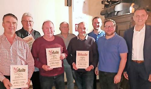 Bei den Ehrungen (v.l.): Claus Häublein, Klaus Hannweber, Heinz Müller, Hans-Joachim Volk, Martin Appelt, Kassierer Patrick Tauber, Vorsitzender Sven Löhlbach und Bürgermeister Jörg Neubauer. Bei den Ehrungen (v.l.): Claus Häublein, Klaus Hannweber, Heinz Müller, Hans-Joachim Volk, Martin Appelt, Kassierer Patrick Tauber, Vorsitzender Sven Löhlbach und Bürgermeister Jörg Neubauer.