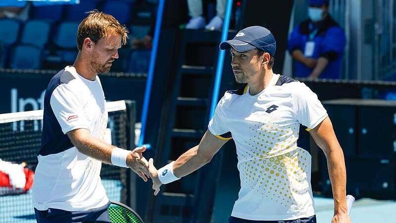 Geschafft! Kevin Krawietz und Andreas Mies (rechts) stehen nach ihrem Drei-Satz-Sieg gegen die Amerikaner Austin Krajicek und Sam Querrey im Achtelfinale von Melbourne. In der Runde der letzten 16 treffen sie auf  John Peers und Filip Polasek (Australien/Slowakei).