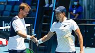 Geschafft! Kevin Krawietz und Andreas Mies (rechts) stehen nach ihrem Drei-Satz-Sieg gegen die Amerikaner Austin Krajicek und Sam Querrey im Achtelfinale von Melbourne. In der Runde der letzten 16 treffen sie auf  John Peers und Filip Polasek (Australien/Slowakei).