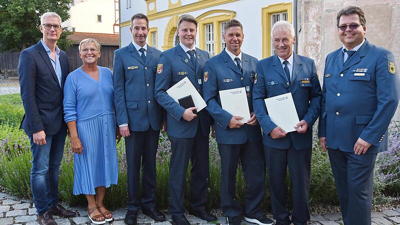 von links Oberbürgermeister Uwe Kirschstein, stellvetretende Landrätin Rosi Kraus, Tilman Gold, Ortsbeuftragter Christian Wilfling, Wolfgang Rammler, Karlheinz Pfeffermann u. A. Schrüfer THW Bamberg.Forchheim & Fränkische Schweiz von links Oberbürgermeister Uwe Kirschstein, stellvetretende Landrätin Rosi Kraus, Tilman Gold, Ortsbeuftragter Christian Wilfling, Wolfgang Rammler, Karlheinz Pfeffermann u. A. Schrüfer THW Bamberg.Forchheim & Fränkische Schweiz