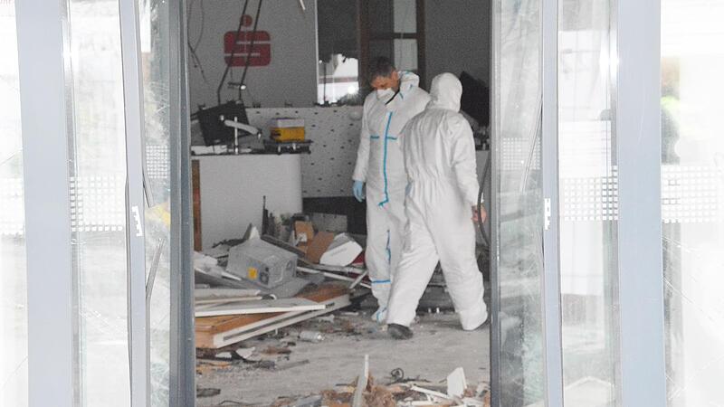 Am Montagmorgen waren ein Team der Spurensicherung des Bayerischen Kriminalamtes aus M&uuml;nchen in der Bank. Nun werden die gesicherten Spuren im Kriminaltechnischen Institut des Bayerischen Landeskriminalamtes untersucht.