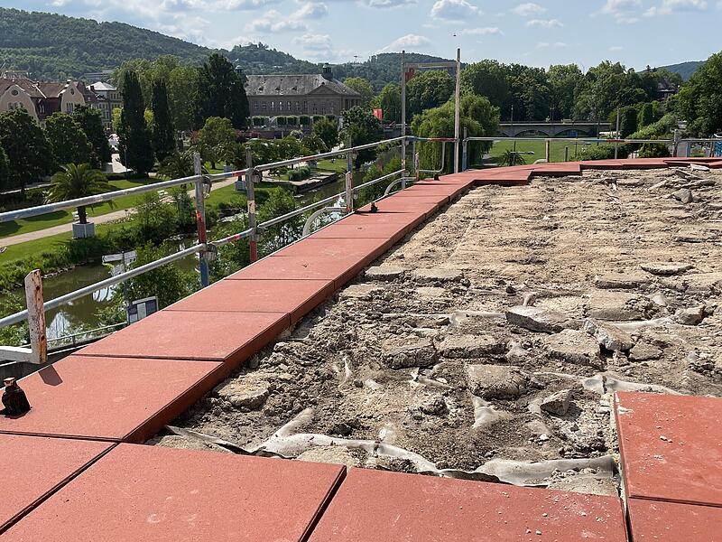 Der Balkon braucht einen neuen Bodenbelag. Der Balkon braucht einen neuen Bodenbelag.