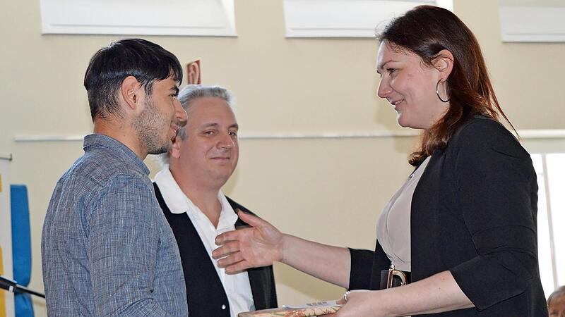 Schulleiter Dominik Hatlapatka und Sch&uuml;lersprecher Marcel Conocchia &uuml;berreichten Caroline Reiner zum Abschied originelle Brotzeitbrettchen mit &Uuml;bersetzungen vom Fr&auml;nkischen ins Schw&auml;bische und umgekehrt.