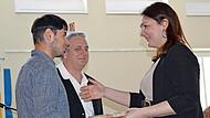 Schulleiter Dominik Hatlapatka und Sch&uuml;lersprecher Marcel Conocchia &uuml;berreichten Caroline Reiner zum Abschied originelle Brotzeitbrettchen mit &Uuml;bersetzungen vom Fr&auml;nkischen ins Schw&auml;bische und umgekehrt.