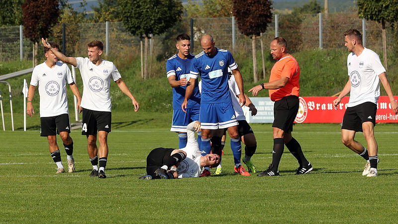 Armend Elshani (unten) schreit vor Schmerzen, Marcel Burkard (Mitte) ahnt da noch nicht, wie schlimm es ist. Den Sieg gegen R&ouml;bersdorf bezahlte Sassanfahrts Spielmacher teuer.