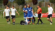 Armend Elshani (unten) schreit vor Schmerzen, Marcel Burkard (Mitte) ahnt da noch nicht, wie schlimm es ist. Den Sieg gegen Röbersdorf bezahlte Sassanfahrts Spielmacher teuer.