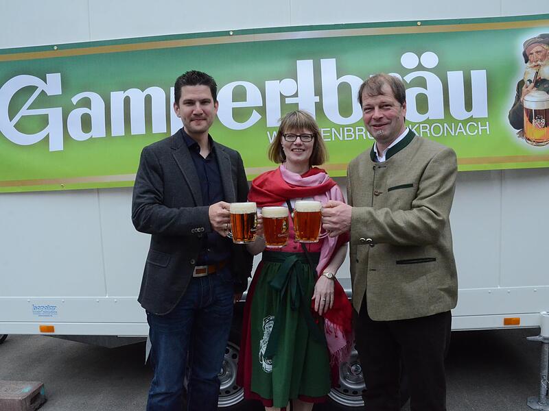 Im Jahr 2014 feierte Gampertbräu sein 500-jähriges Jubiläum. Am Festtag wurde darauf mit einem Prosit mit Jubiläumstrunk angestoßen. Von links: Marc Jungkunz (Vertriebsleiter) und die Geschäftsführer Anette und Christian Höfner. Im Jahr 2014 feierte Gampertbräu sein 500-jähriges Jubiläum. Am Festtag wurde darauf mit einem Prosit mit Jubiläumstrunk angestoßen. Von links: Marc Jungkunz (Vertriebsleiter) und die Geschäftsführer Anette und Christian Höfner.