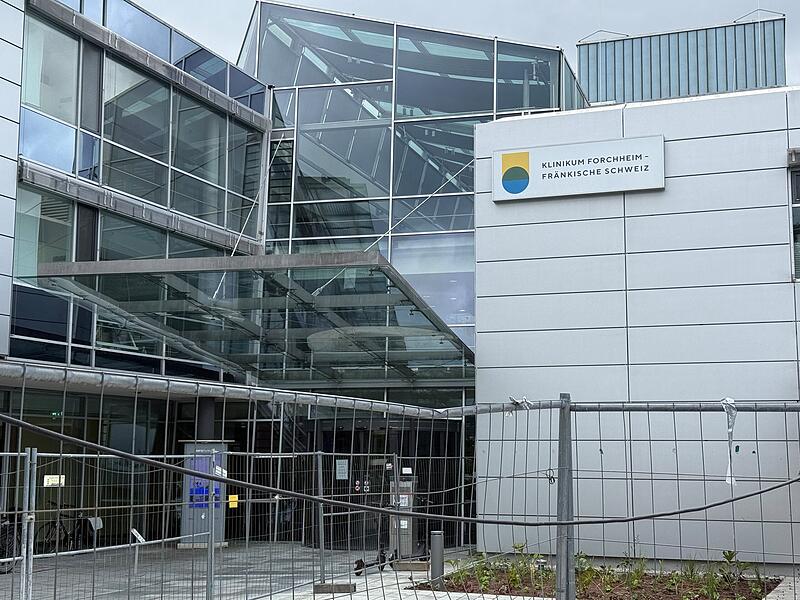 Klinikum ForchheimForchheim & Fränkische Schweiz Die Stadt Forchheim will eigentlich noch dieses Jahr aus dem Klinikum Forchheim-Fränkische Schweiz aussteigen. Jetzt drückt aber der Landkreis auf die Bremse – er braucht dafür mehr Zeit.
