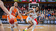 Bambergs Malik Johnson (rechts) wird sich wohl hauptsächlich um die Bewachung von Vechtas Topscorer Tommy Kuhse kümmern.