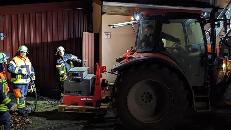 Die Einsatzgruppe „Leuchtturm" der Freiwilligen Feuerwehr Lonnerstadt, hier bei der Inbetriebnahme des Zapfwellengenerators zur Notstromeinspeisung.