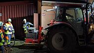 Die Einsatzgruppe „Leuchtturm" der Freiwilligen Feuerwehr Lonnerstadt, hier bei der Inbetriebnahme des Zapfwellengenerators zur Notstromeinspeisung.