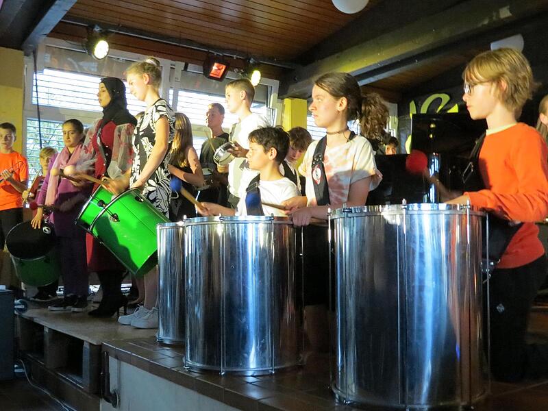 Die Percussion-Gruppe der Klassen 5 bis 8 f&uuml;gte sich rhythmisch harmonisch in die Bigband der Klassen 7 &ndash; 12 ein.