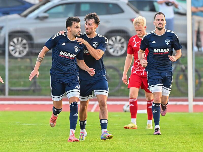H&auml;ngende K&ouml;pfe beim FC Coburg, Freude beim TSV M&ouml;nchr&ouml;den um Aykut Civelek (links), der in der letzten Minute einen Punkt rettete.